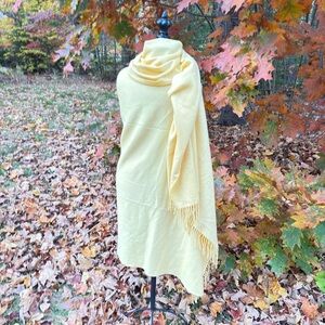 Elegant Pratesi 100% Cashmere Butter Yellow Wrap